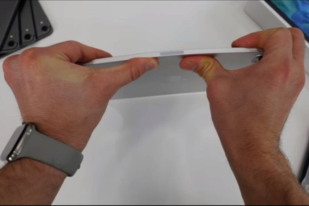 新版iPad Pro軟的不像話！實測雙手一扳就折彎  加入雙鏡頭、專業錄音麥克風