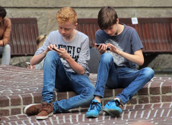 法國會通過「校園手機禁令」 15歲以下學童校內禁用手機