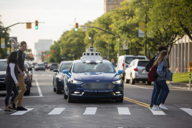 自動駕駛時代來臨前 福特要建立「自駕車指示燈號標準」