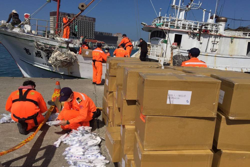 海巡澎湖馬公安檢所破獲漁船走私7.1萬片口罩 疑企圖轉售大陸沿岸