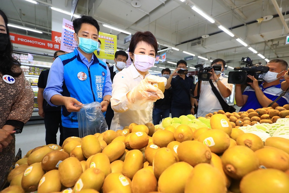 台中五一連假賣場湧現人潮加強人流管制 9