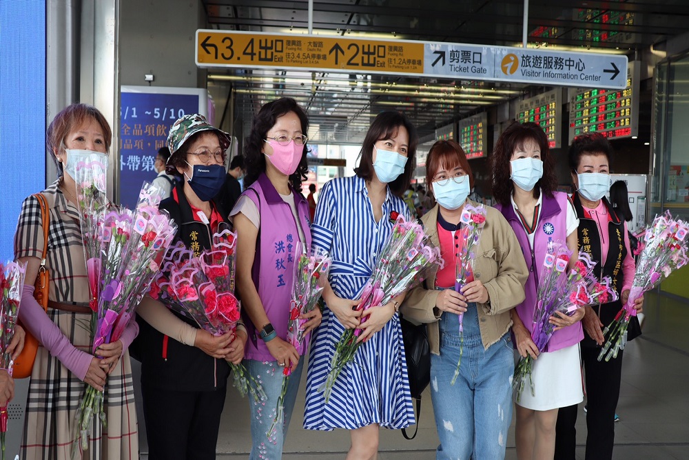 國民黨台中市黨部火車站前送萬朵康乃馨 5