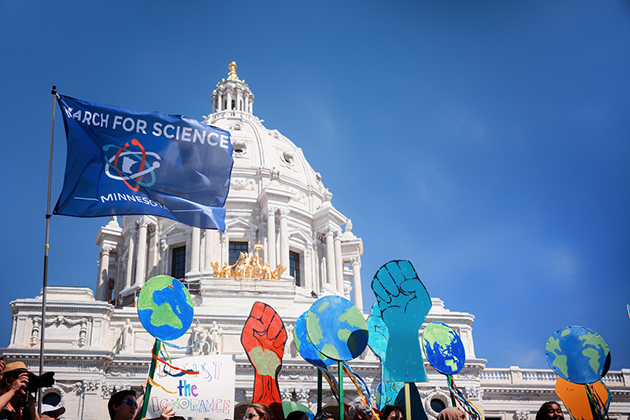 史無前例「科學家遊行」 世界地球日抗議政治干預