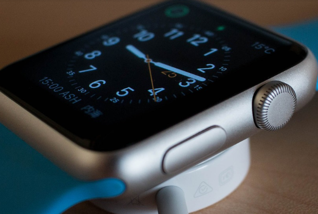 Apple Watch將進化？新專利曝蘋果有意在錶殼後加「可拆卸」的模組