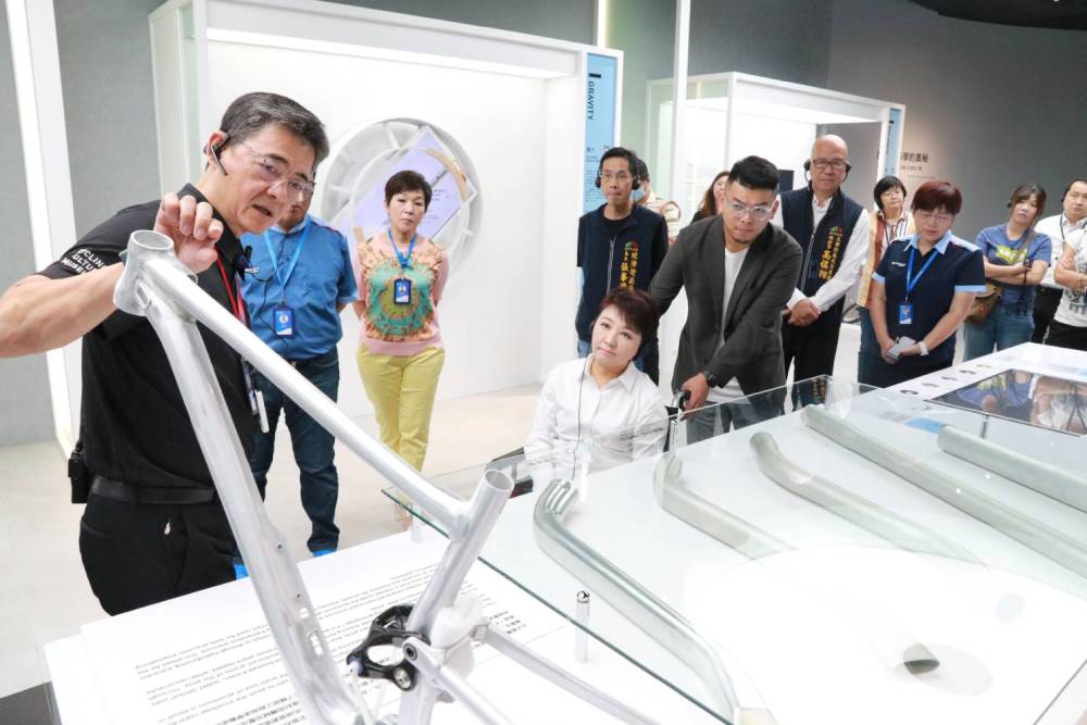 盧秀燕參訪巨大「自行車文化探索館」