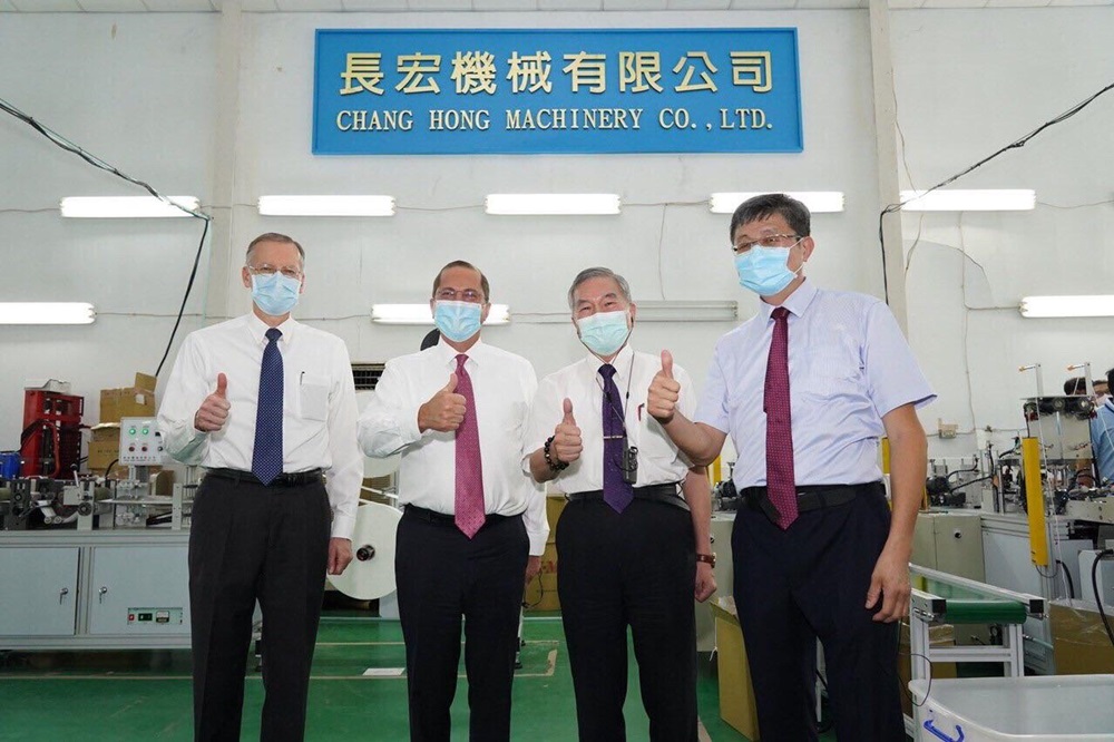 圖二：行政院副院長沈榮津（右二）、美國在台協會台北辦事處處長酈英傑（左一）與長宏機械董事長呂清林（右一）陪同阿札爾部長（左二）參觀長宏機械口罩工具機廠。