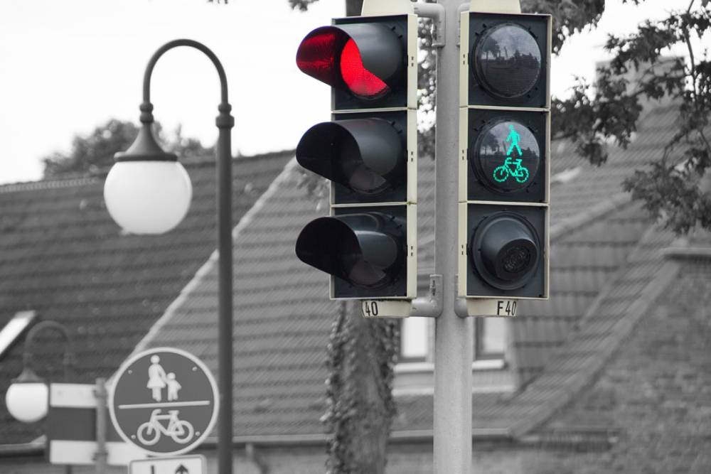 路上不再堵塞！交通號誌智慧化　將即時偵測路人活動變換燈號