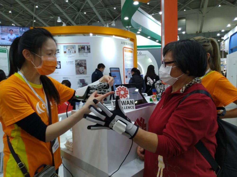 「機器人」橫行台灣醫療科技展  開刀房搬物資、中風復健全靠它