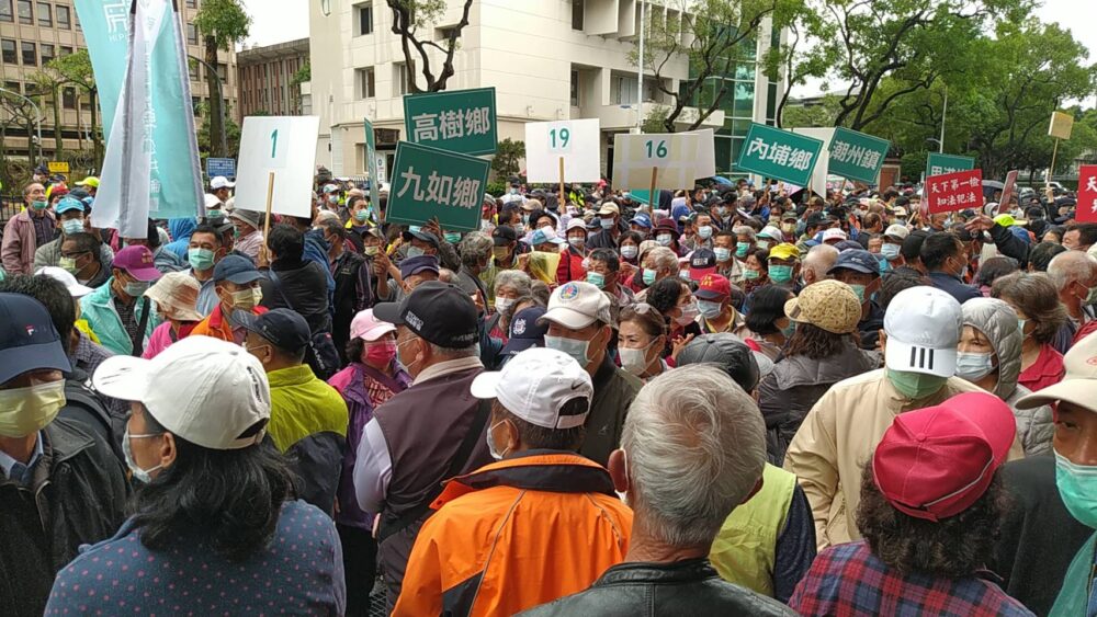 20車逾600人快閃抗議 屏東鄉親北上聲援蘇震清質疑司法不公