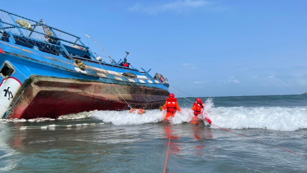 【有影】風大浪急漁船擱淺 淡水海巡馳援救出1台籍船長5印尼船員