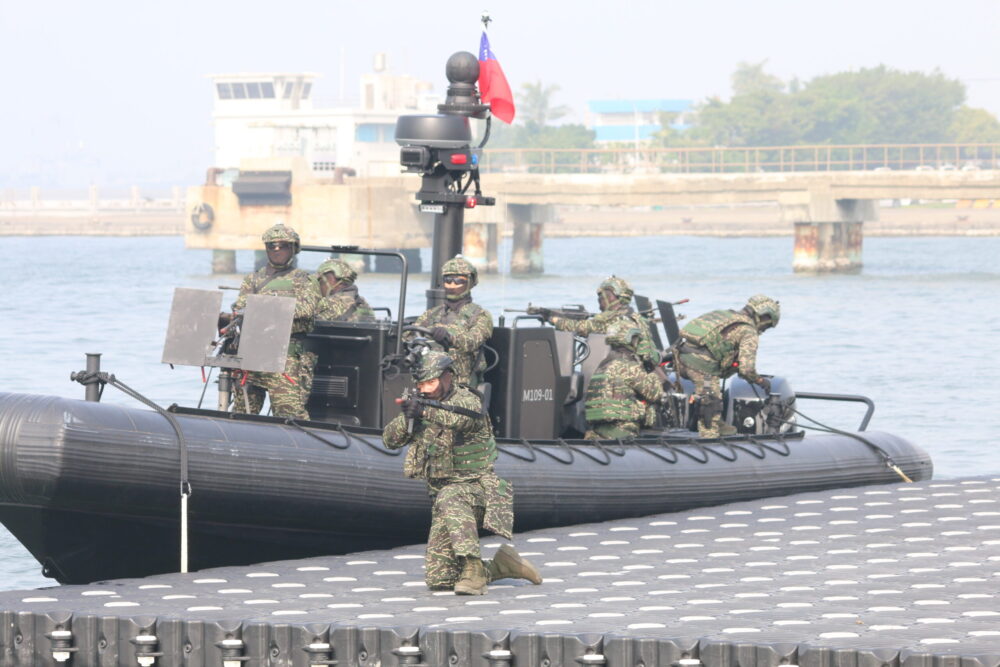 【有影】春節戰備／「黑色閃電」新式突擊艇參演 載陸戰隊員強行登艦