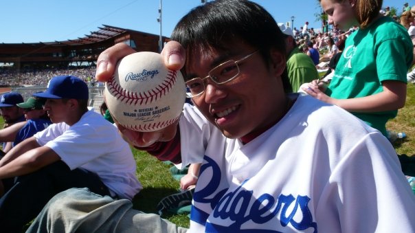 洪孟楷醉心棒球支持職棒 在美留學不忘追星收集球場紀念品