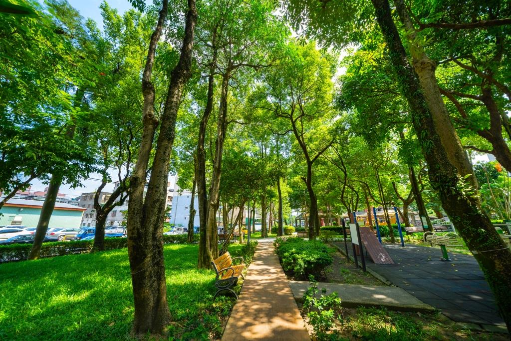 東新公園位於南港景觀生態廊道的核心位置