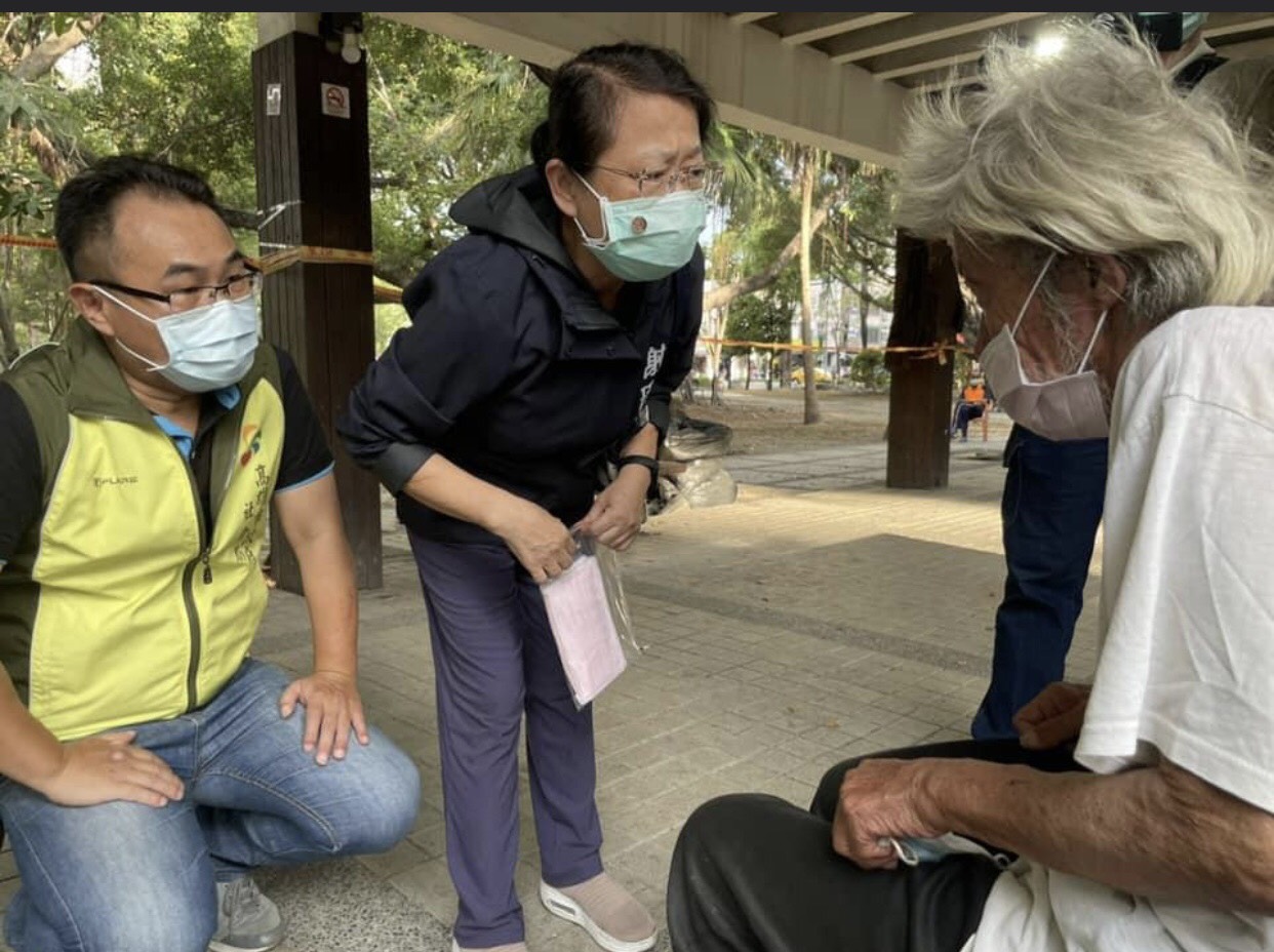 防疫死角？高市社會局發動勸離街友 暫時安置街友服務中心 11