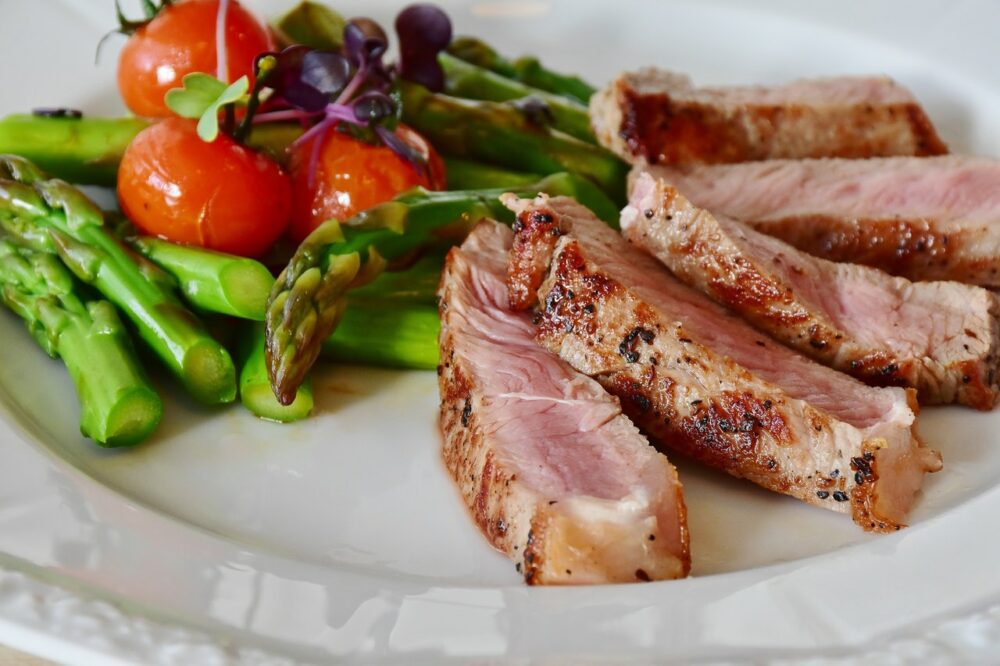 膽固醇過高+貧血還能吃紅肉嗎？  營養師傳授「兩全」飲食原則