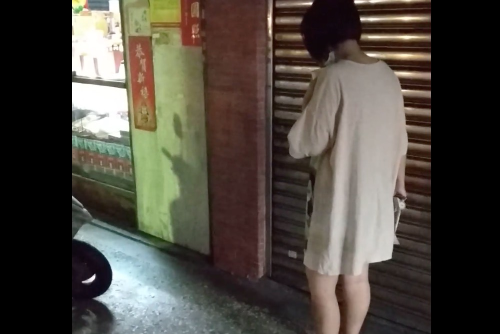 【有影】板橋市場婦人拿藥單沿路吐口水 網友驚挫錄影爆料
