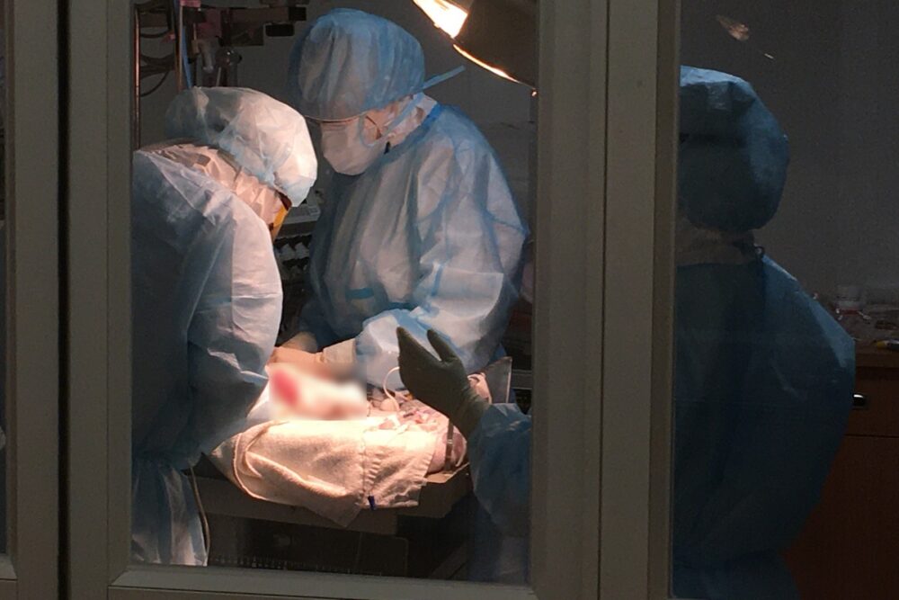 醫護奮力接生！懷孕32周染疫插管  剖腹搶救1500公克女嬰