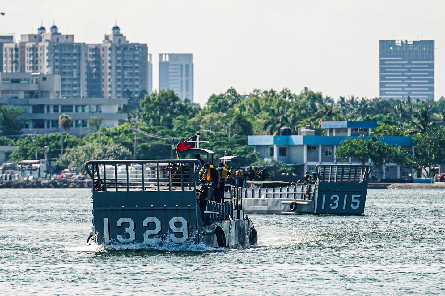 防疫不忘戰備／美圖！陸戰隊偕海軍LCM演練輪車裝載涉水登陸 17