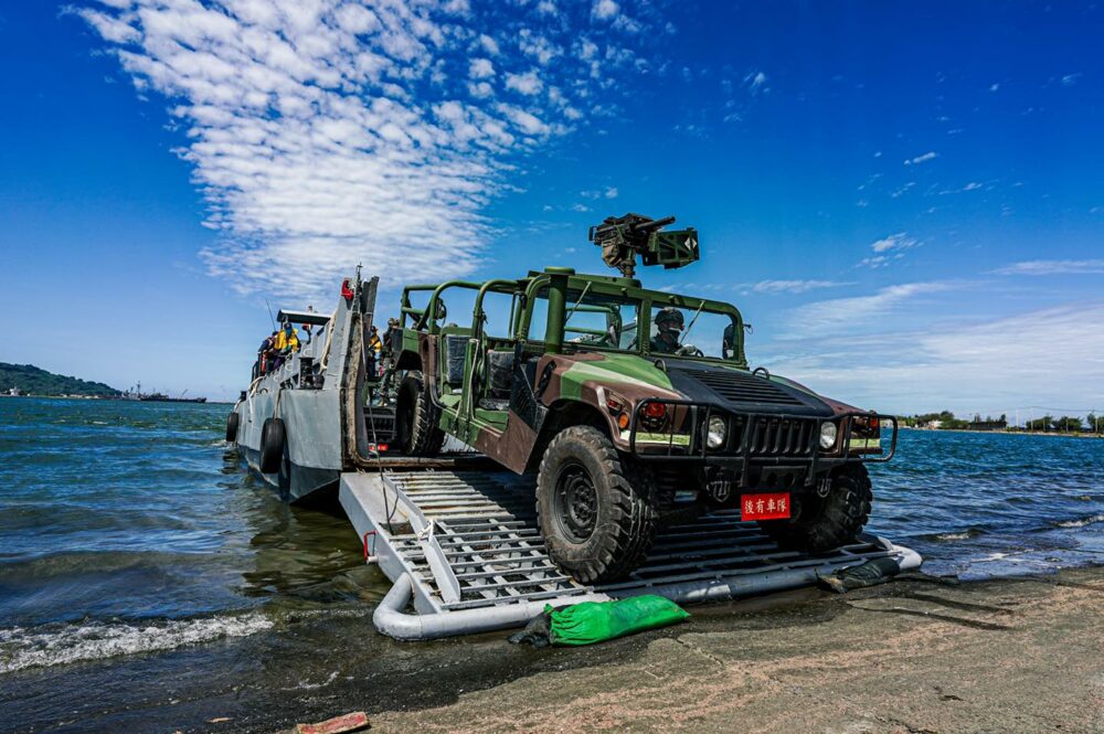 防疫不忘戰備／美圖！陸戰隊偕海軍LCM演練輪車裝載涉水登陸 13