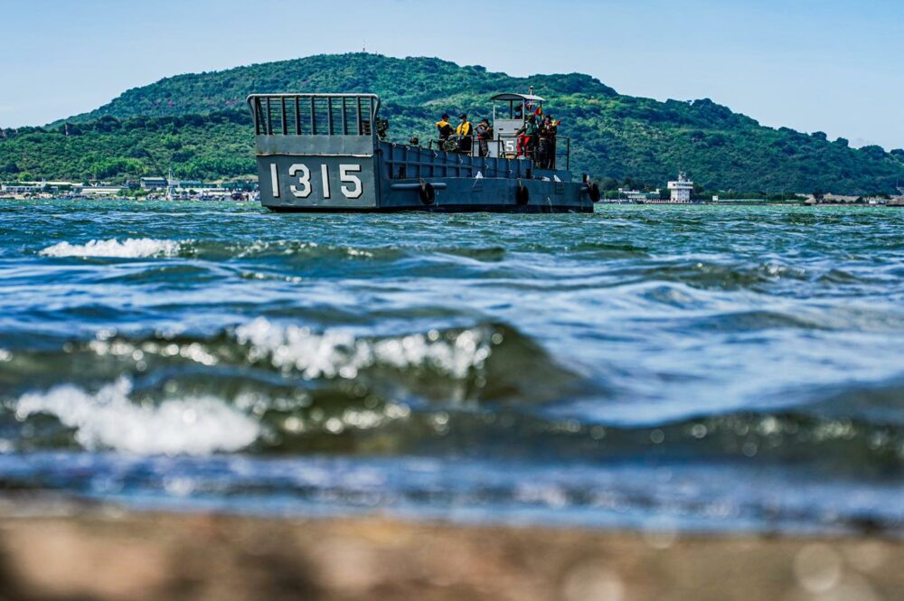 防疫不忘戰備／美圖！陸戰隊偕海軍LCM演練輪車裝載涉水登陸 15