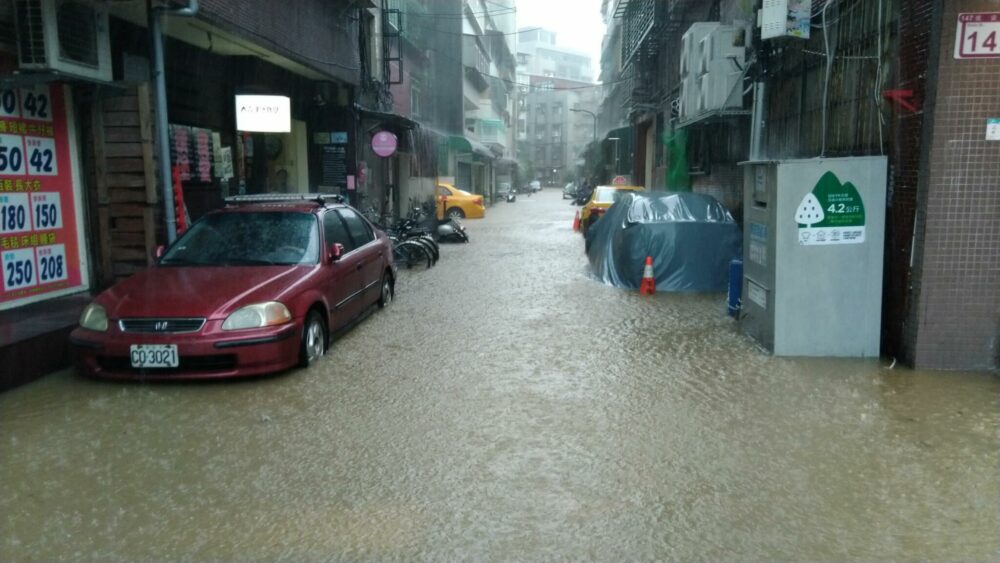 【有影】豪大雨侵襲台北市 大水沖進龍王廟消防局成水鄉澤國 5