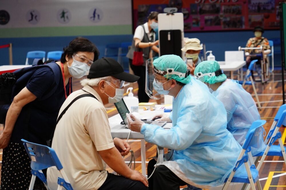 【有影】日本捐贈疫苗今開打 蔡英文：政府持續檢討紓困的內容和調整