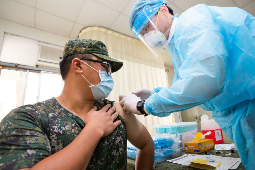 國軍化兵今開打疫苗 網友譏：中央官員染疫風險比化學兵還高