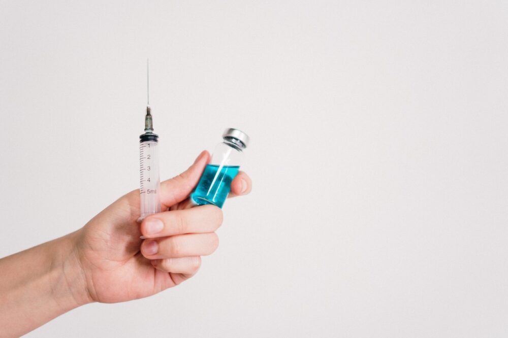 研究稱打完2劑疫苗半年後保護力降低 美憂追加第3劑恐有更嚴重副作用
