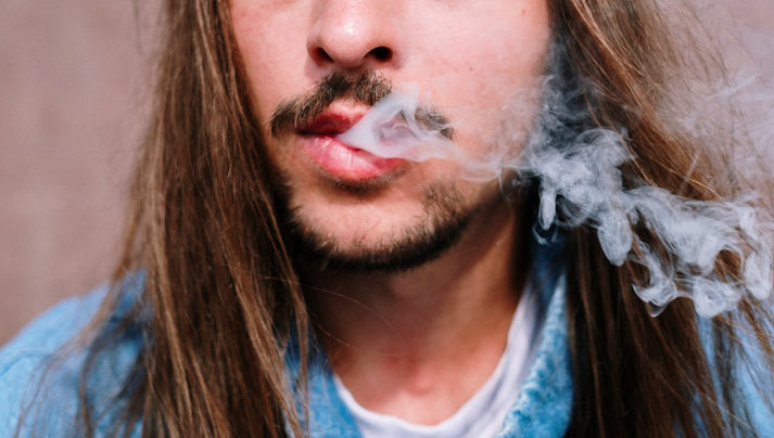 新一代「煙」害？年輕男女陷癮  台灣電子煙使用率升高快3倍