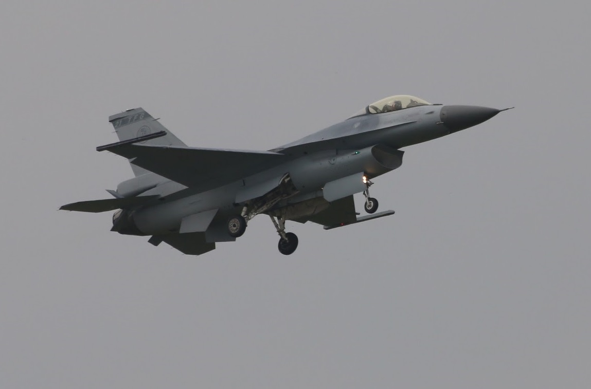 【有影】漢光預演／F-16V疑地面濕滑衝出跑道機鼻插土 飛行員無大礙