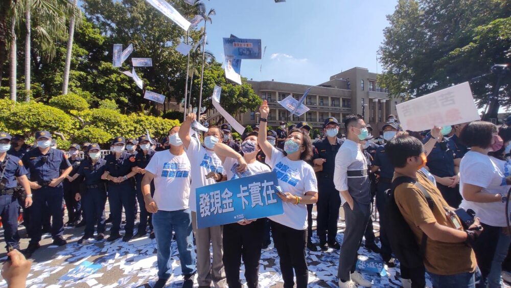 五倍券／30餘藍委赴政院抗議要求見蘇貞昌 數百警人牆圍堵 15