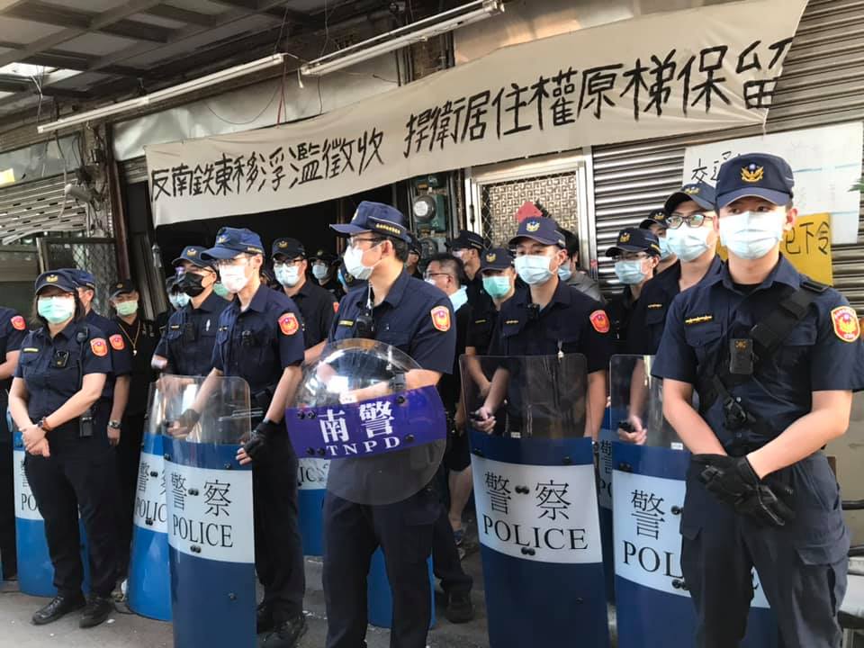 南鐵東移強拆／美女抗爭者控：男警手伸進褲子「差點性侵」 15