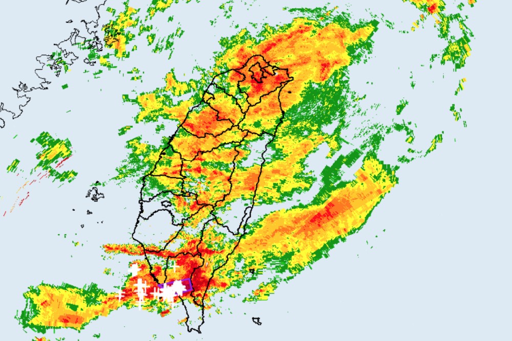 豪雨複合式災害風險大提升 災害應變中心：父親節週末勿登山或戲水 5