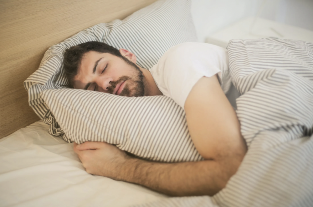 研究曝「睡覺防疫法」染疫風險降12%  5大助眠營養素多吃點！