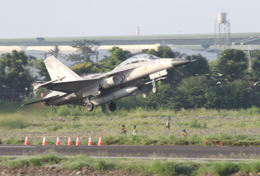 【有影】佳冬戰備道首度／戰機起降大成功 數百軍迷大呼過癮 13