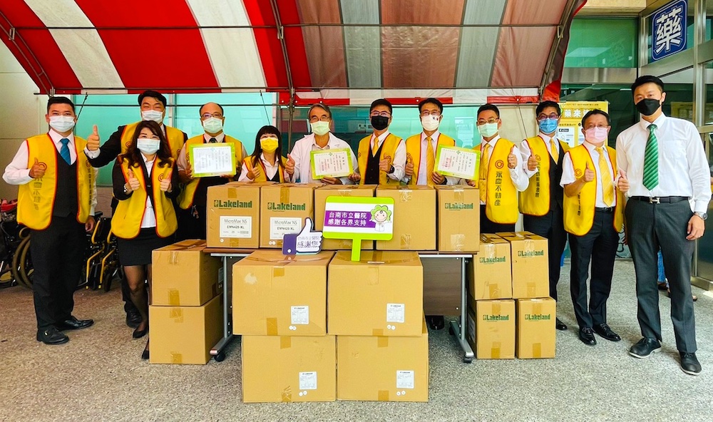 房仲公益月傳愛台南  挺在地醫護捐贈20萬元防疫物資