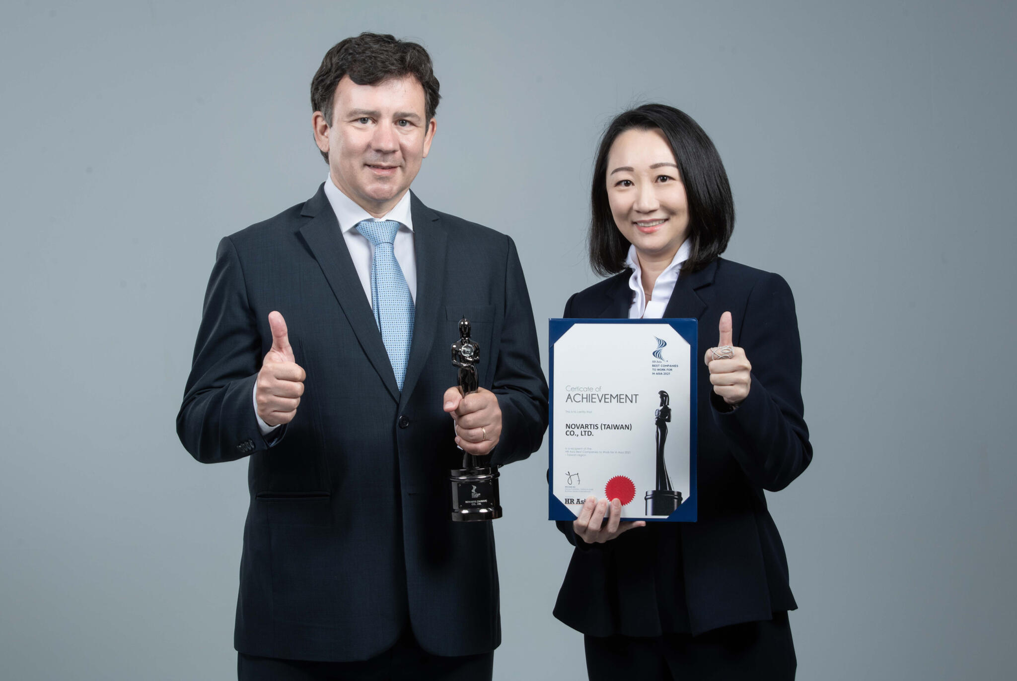 台灣諾華連續兩年囊獲《HR Asia》亞洲最佳企業雇主獎項，圖說 左台灣諾華總裁華格納右 1
