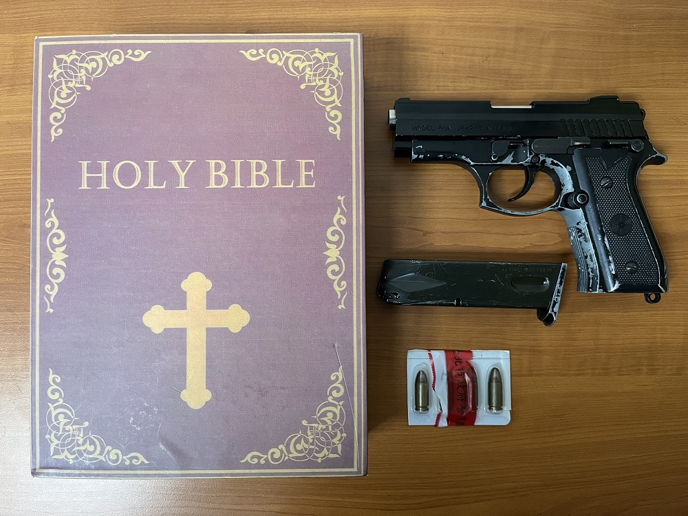 不滿被催債亮槍反嗆　警當街攔車查獲聖經盒藏槍彈