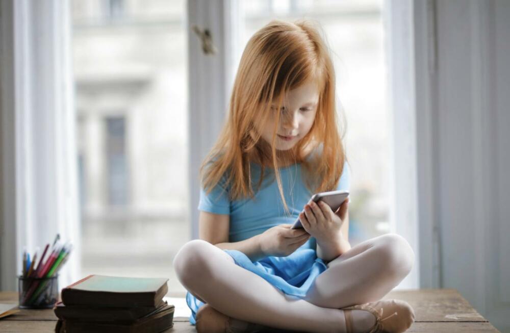 放任孩子床上玩手機、平板…  研究曝：近6成學校課業受影響