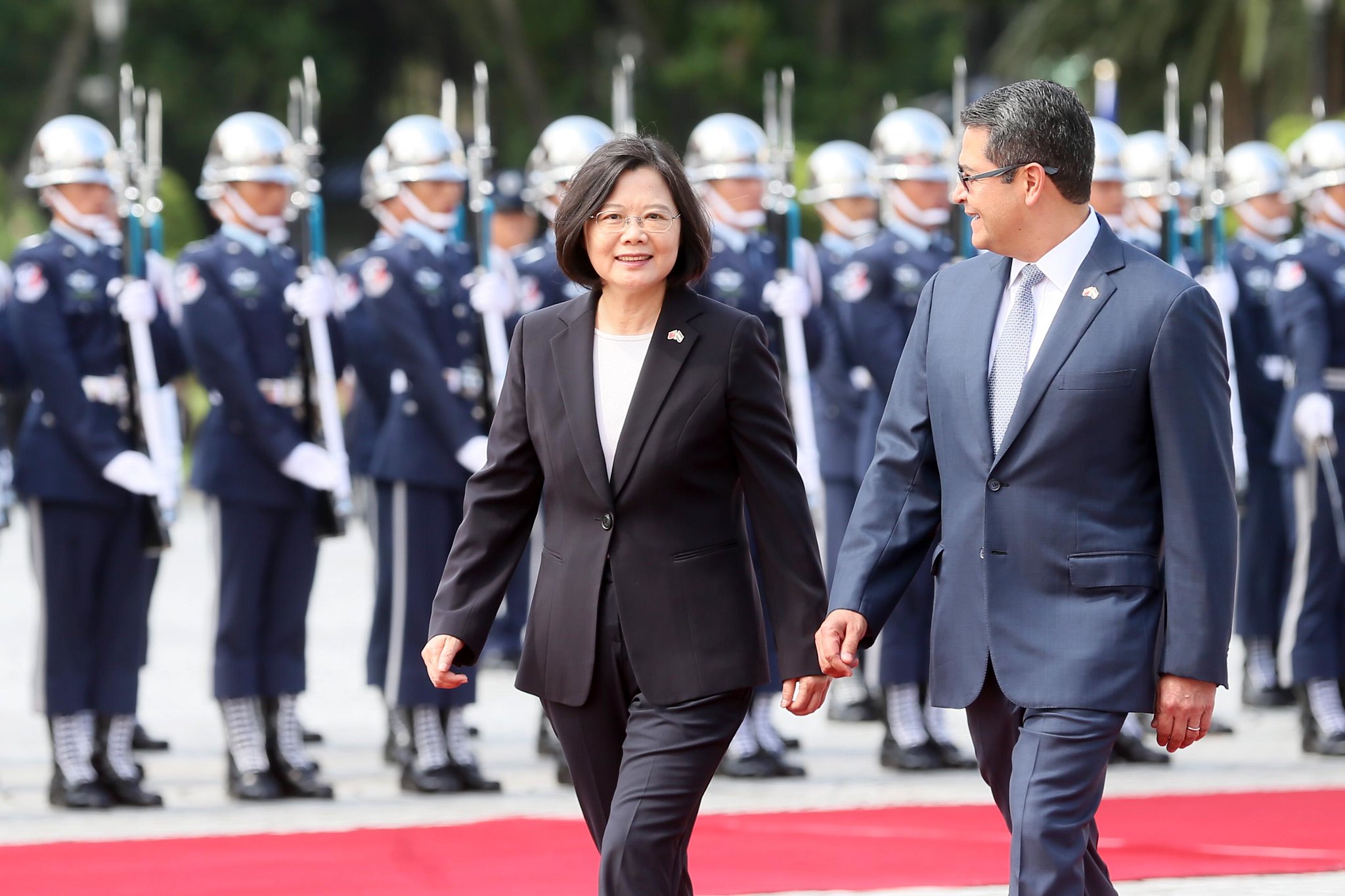 抗中挺台！繼美議員搭軍機訪台後 宏國總統周五再來台 9