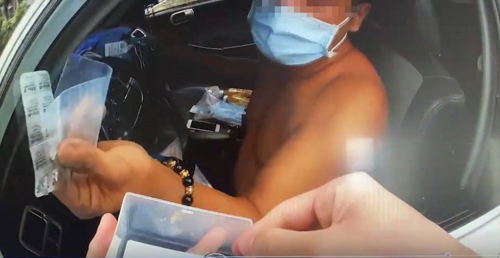 赤裸上半身開車遇臨檢　儀板表有毒品拒捕被壓制