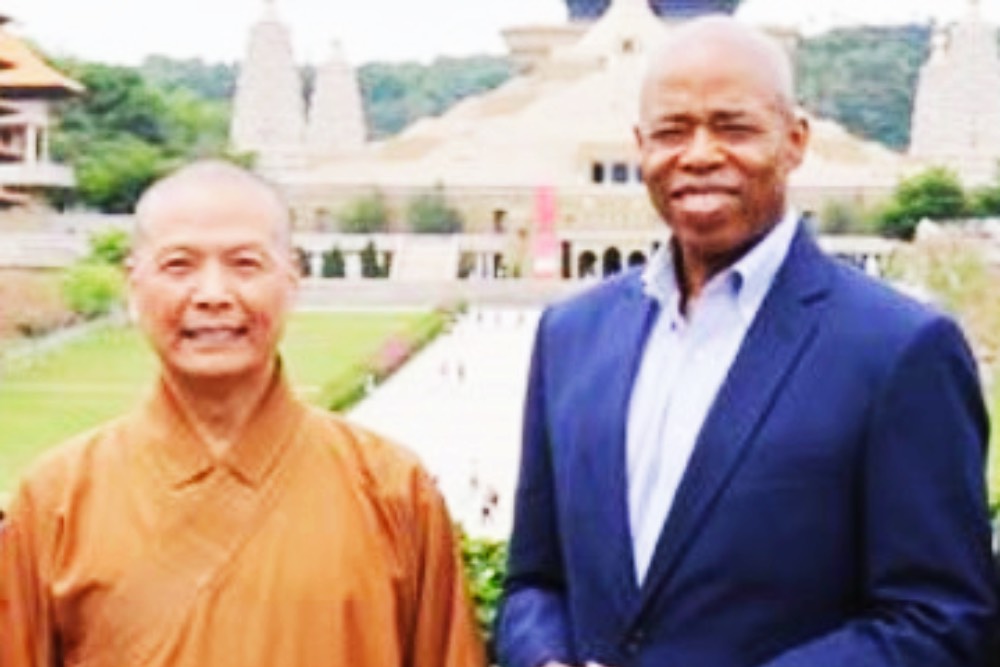 新任非裔紐約市長埃里克‧亞當斯（右3）（Eric Adams），曾參訪佛光山佛陀紀念館，並與佛 3