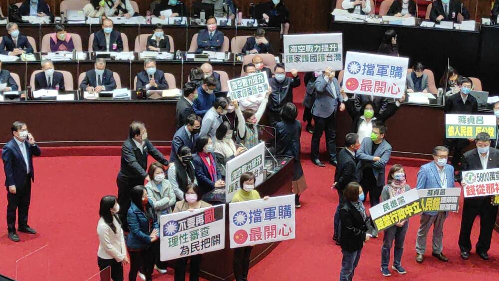 【有影】蘇貞昌是國庫小偷！藍抗議政院反公投宣傳 嚴重違反行政中立 5