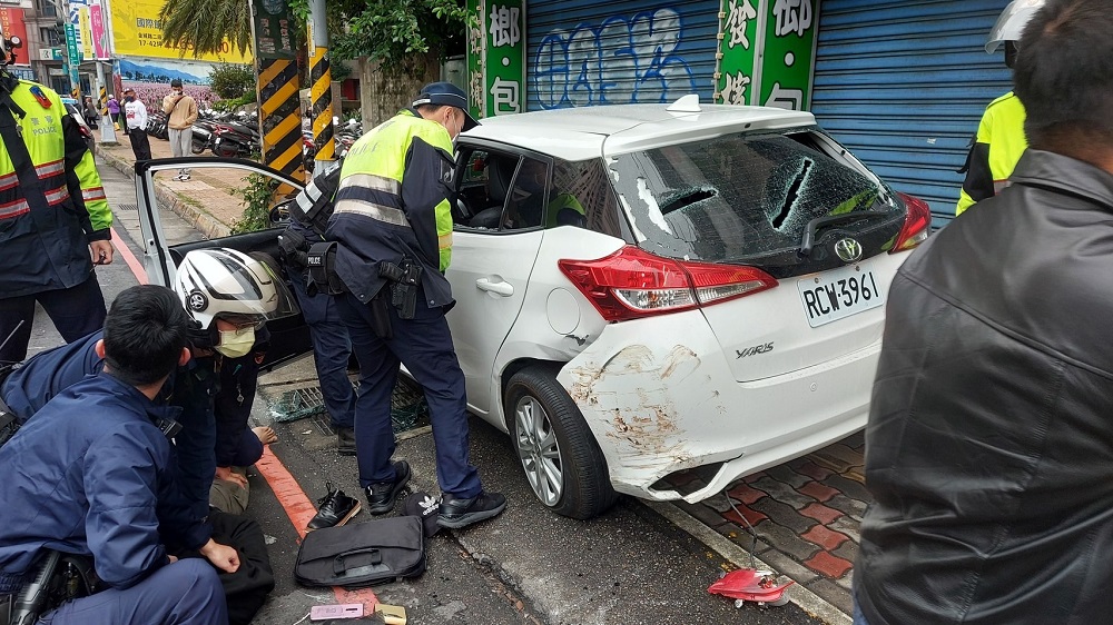 有人車上玩槍　拒攔查警匪追逐1公里開9槍逮3人 13