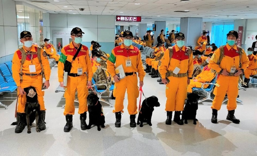 模擬包機　國家搜救隊與搜救犬亮相展現國際救援實力