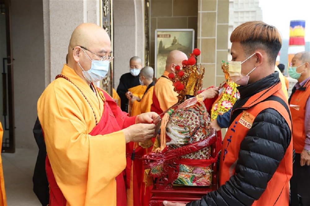 佛光山副住持慧倫法師（左）為神尊佛祖掛牌。