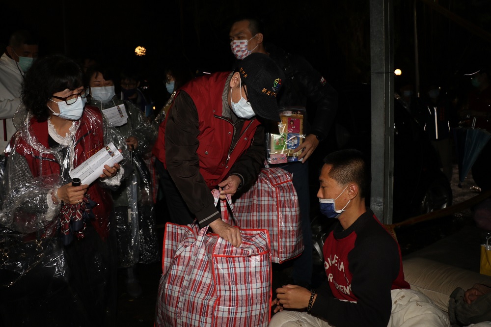 低溫特報　新北副市長夜訪街友送生活品與防疫包