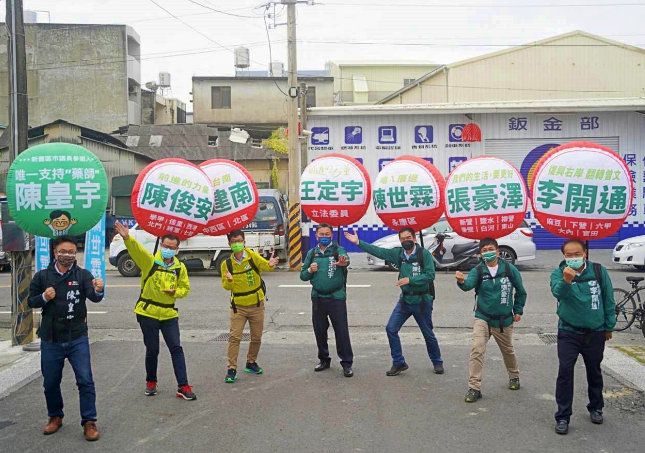 2022綠初選頭一遭！「城市螢光蟲」台南湧言隊出動氣球背包大隊