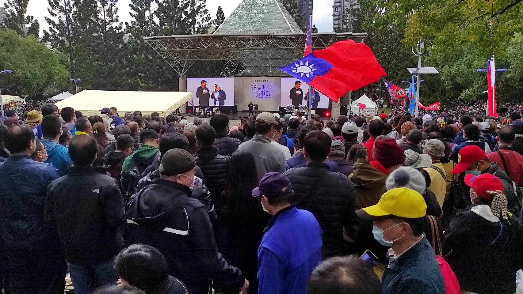 以新書之名／韓國瑜復出首場群眾活動 萬人擠爆大安森林公園