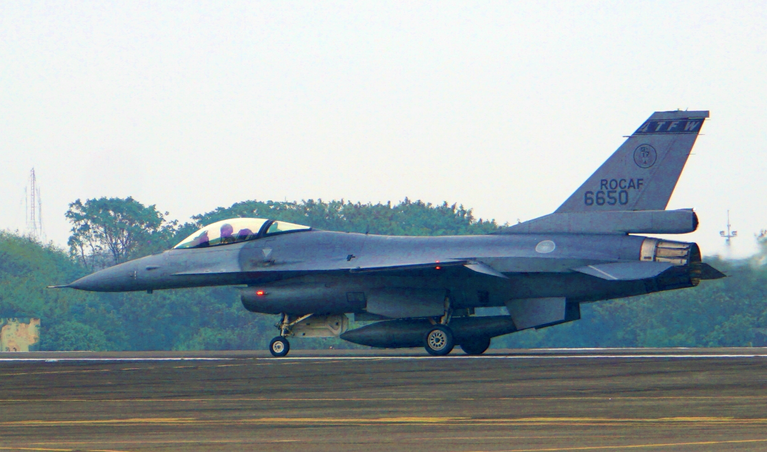 大買F-16V卻無人飛？空軍前副司令建議招募民間「後備飛行大隊」